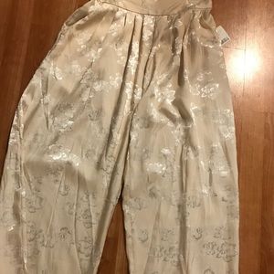 Size M urban outfitters white pants - new